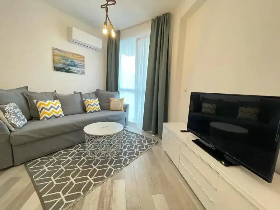 Izida Palace Apartments, снимка 2