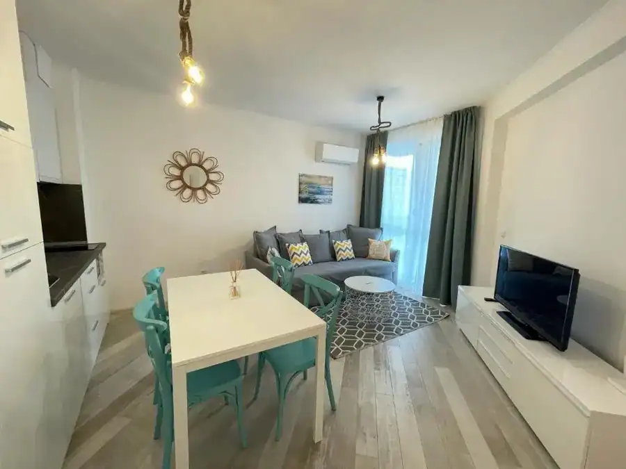 Izida Palace Apartments, снимка 3