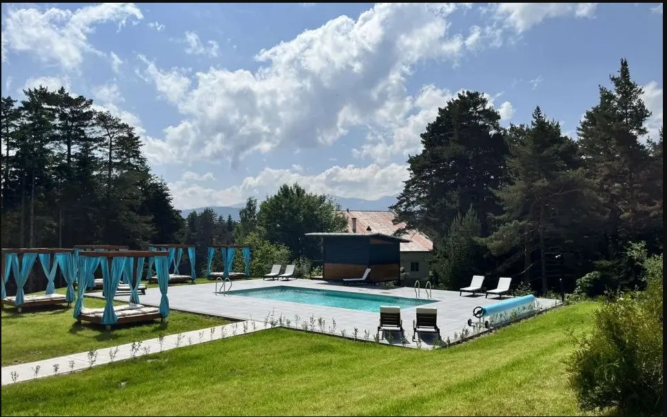 Външен басейн в 103 View Park Hotel