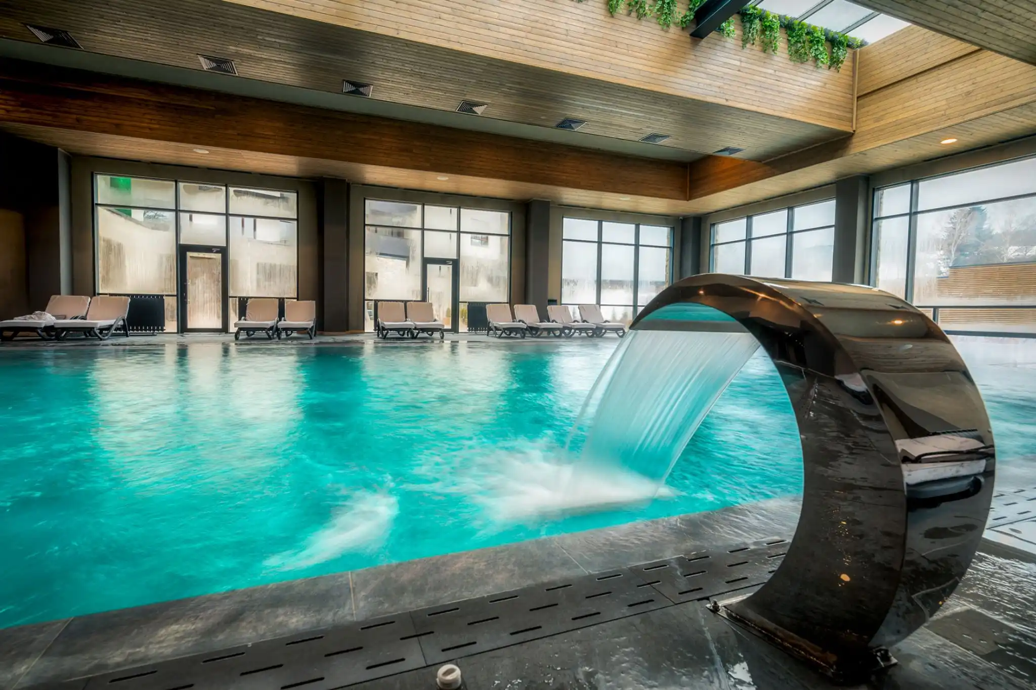 Вътрешен минерален басейн с водна каскада в Arte Spa & Park Hotel