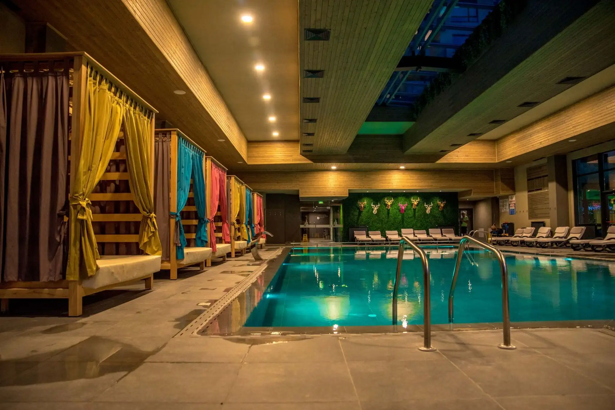Вътрешен басейн в Arte Spa & Park Hotel