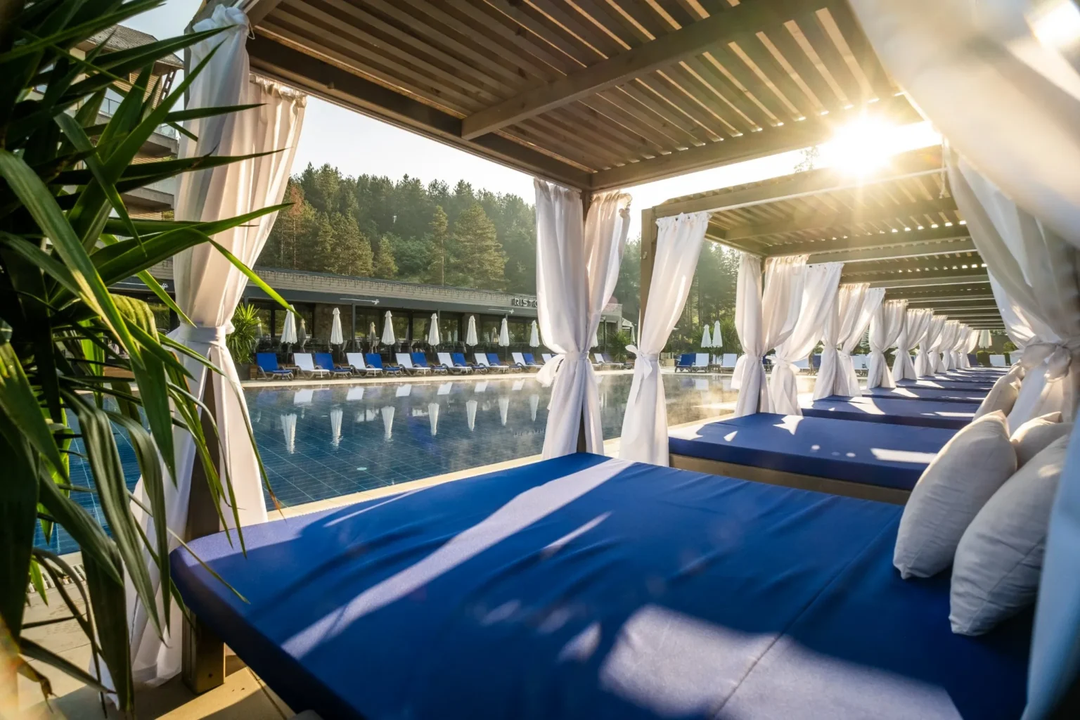 Външен басейн и кътове за почивка в Arte Spa & Park Hotel