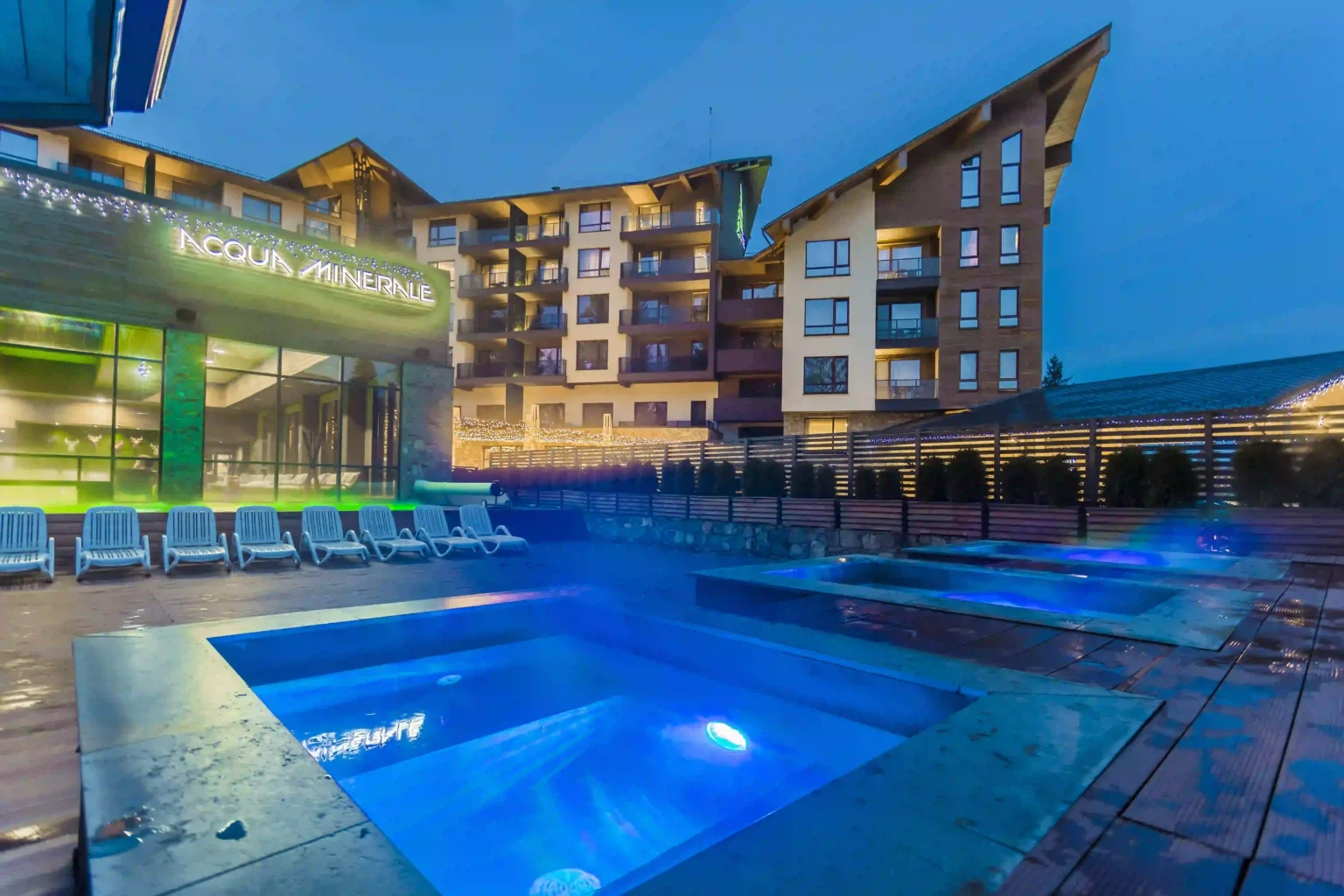 Малки басейни във външния СПА двор на Arte Spa & Park Hotel