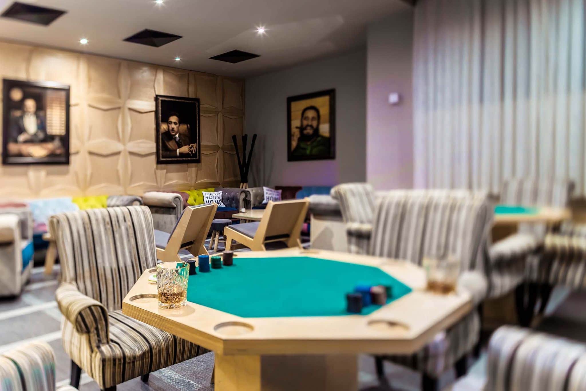 Уиски барът с маса за игра в Arte Spa & Park Hotel