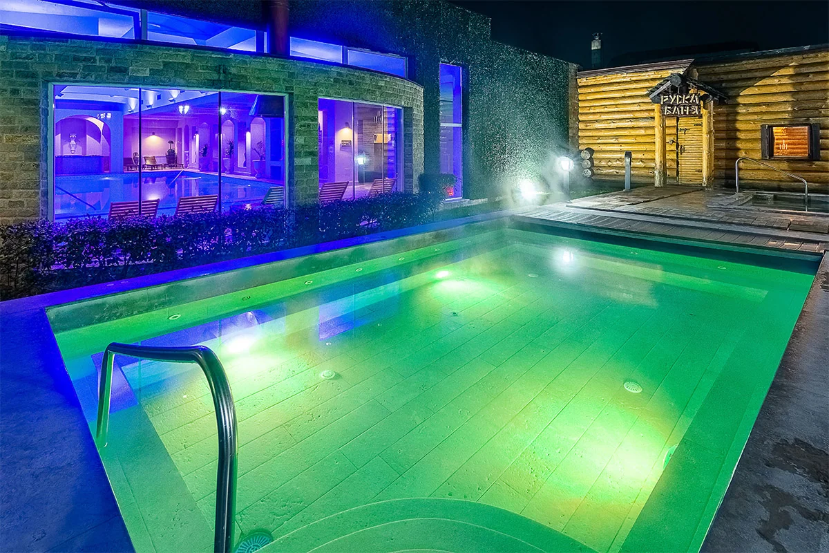По-малък външен басейн вечер в хотел Royal Spa Велинград