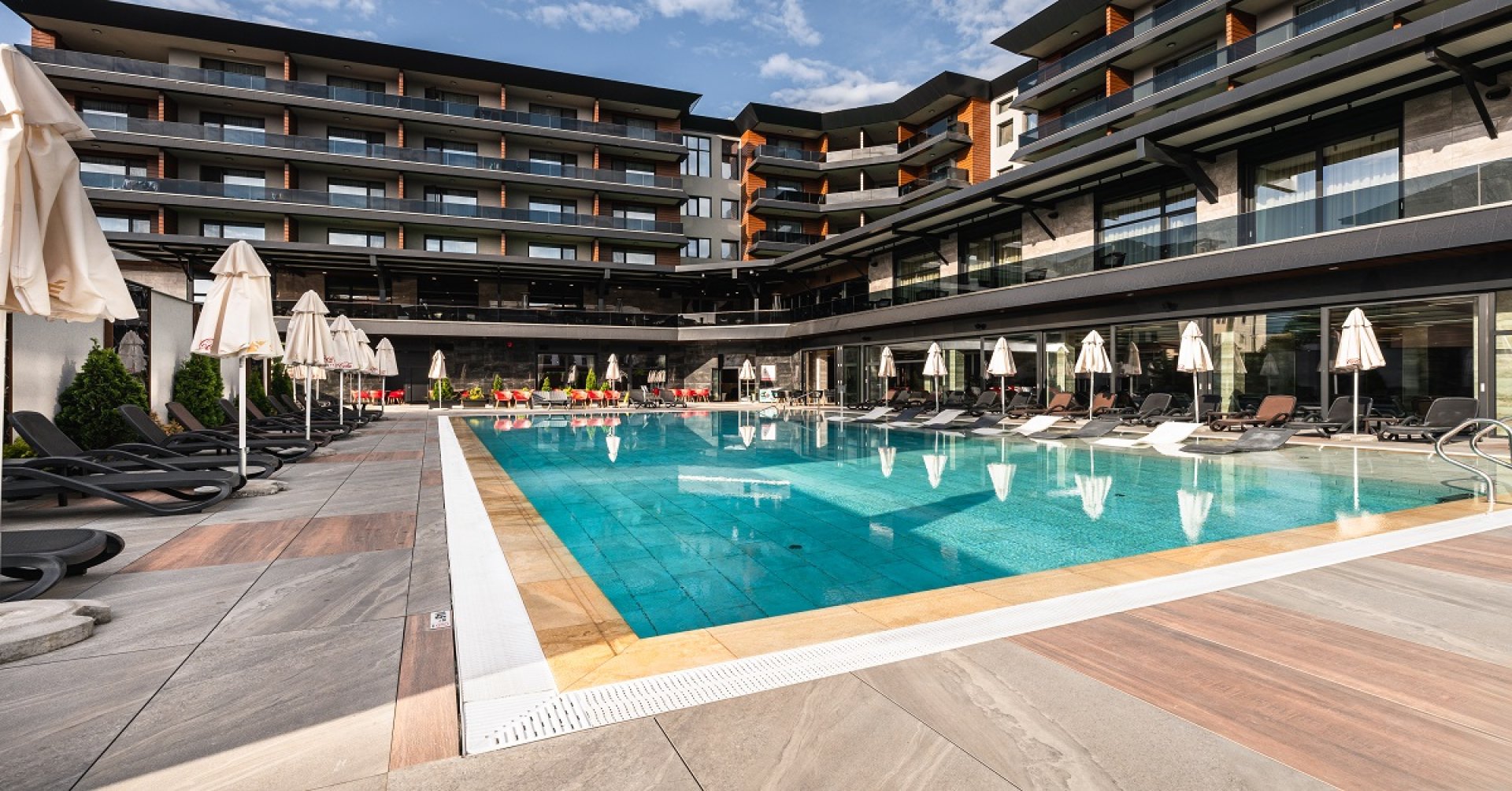 Външен минерален басейн и зона за почивка в Santé SPA Hotel
