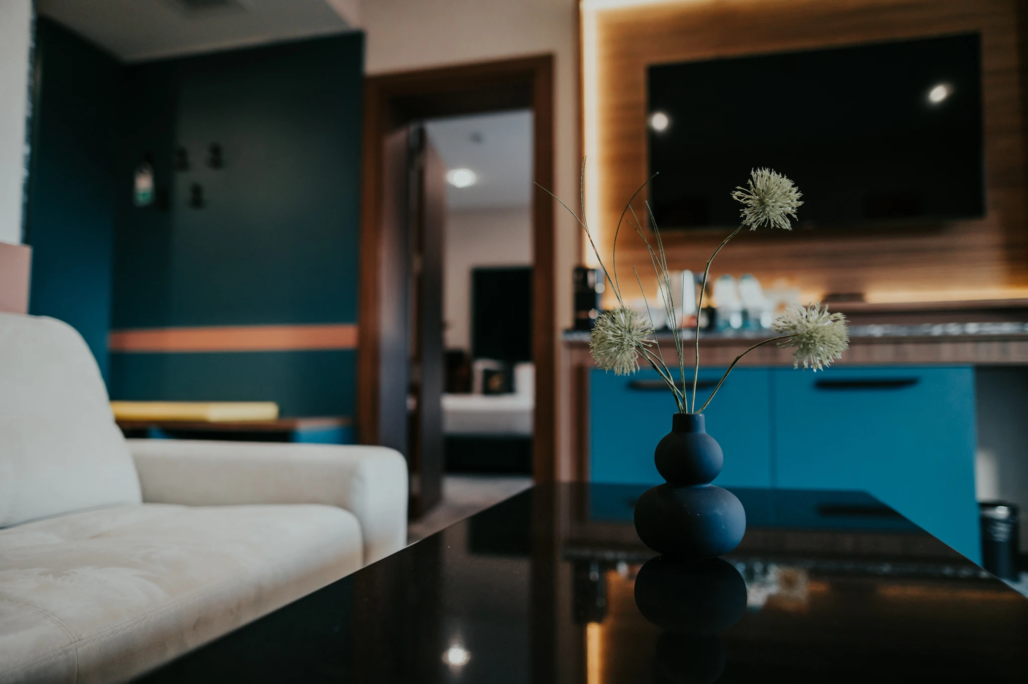 Дневна зона в панорамен апартамент на Santé SPA Hotel