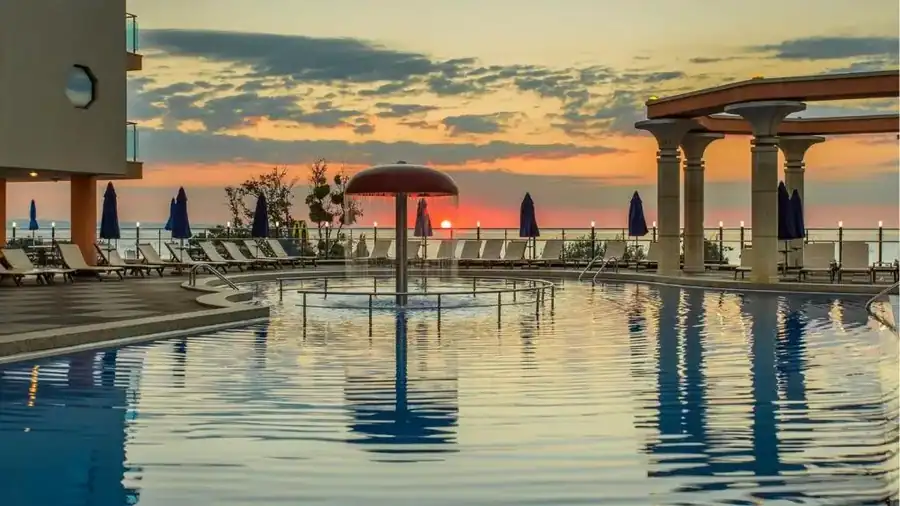 Откритият басейн на Astera Hotel & SPA при залез
