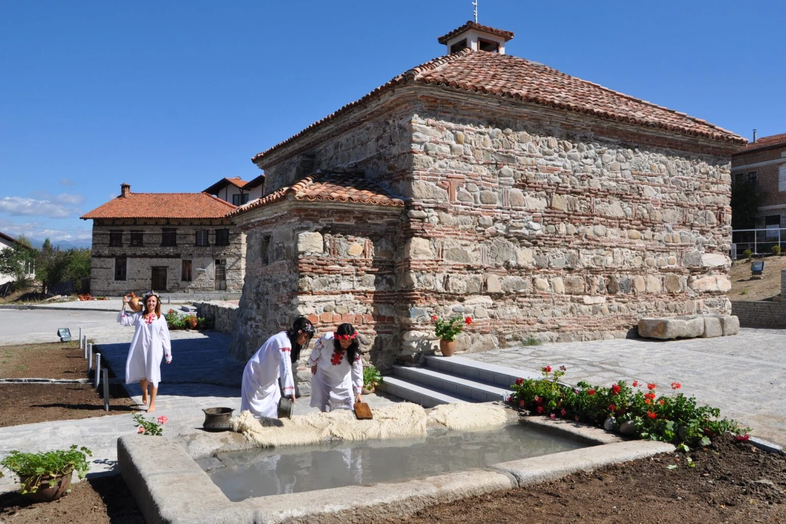 Каменната сграда на Старата българска баня и външните корита в Баня, Разложко