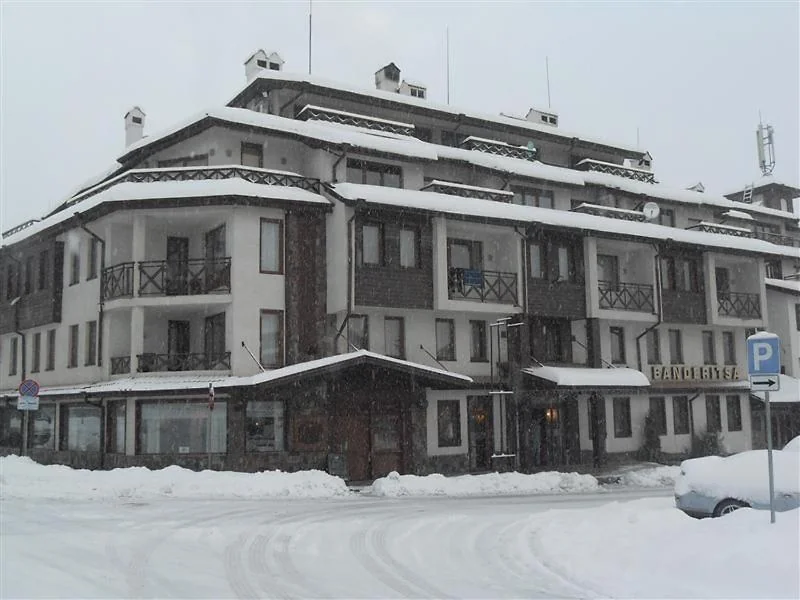 Фасада на Banderitsa Hotel and Casino през зимата