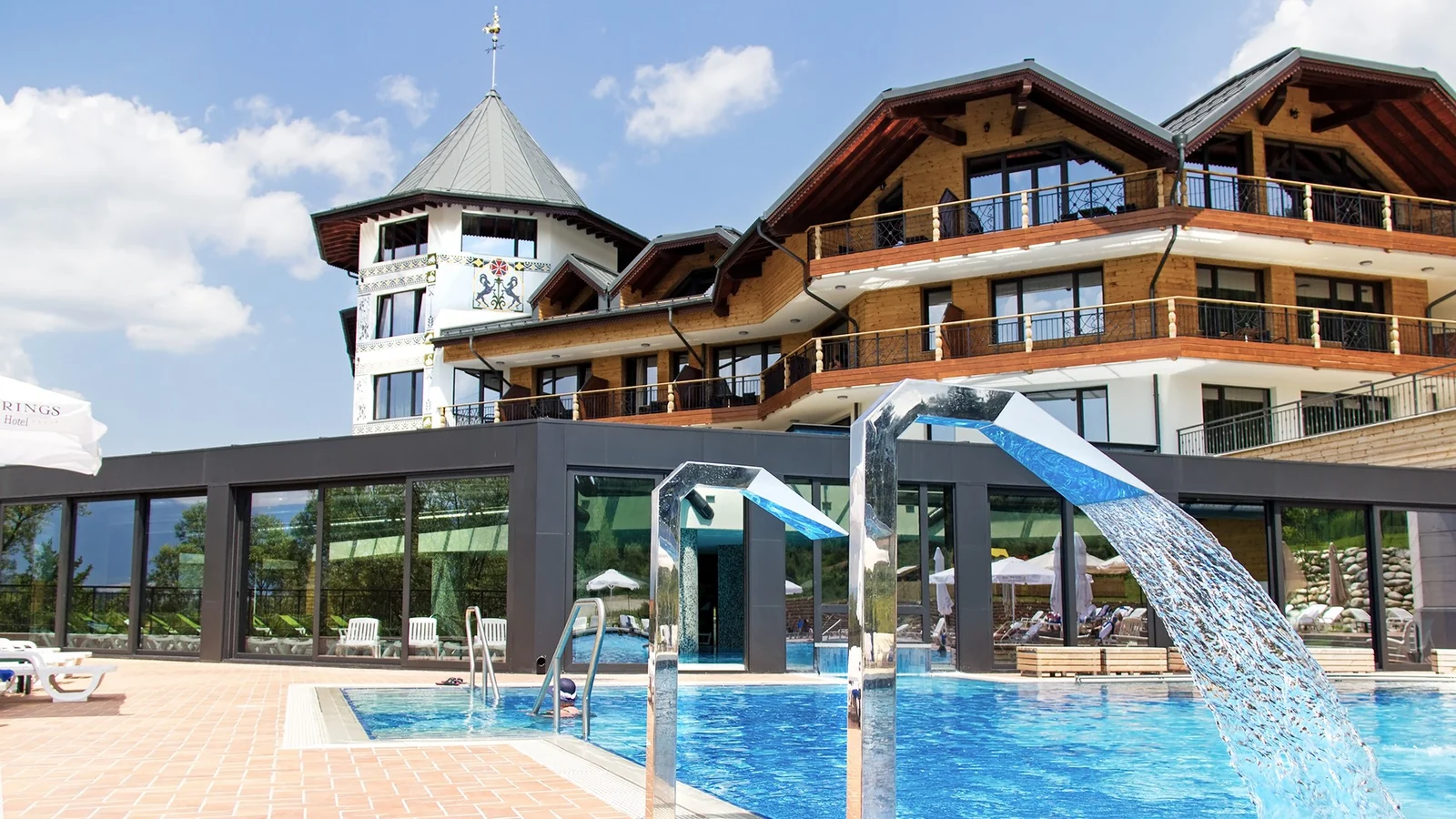 Външният минерален басейн пред хотелската сграда в Hot Springs Medical & Spa, Баня