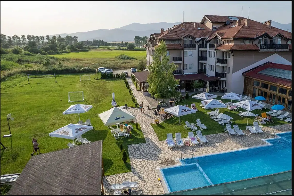 Хотелът, градината и откритият минерален басейн в Seven Seasons Thermal Hotel, Баня