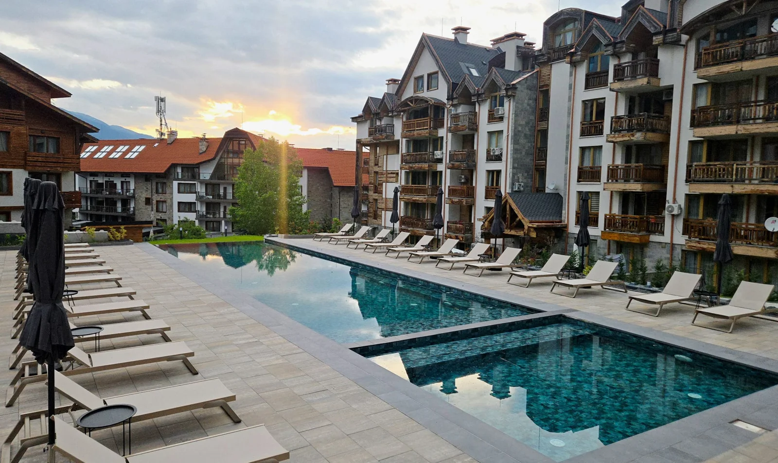 Новият външен басейн и хотелските сгради в BOUTIQUE Hotel ENTRY E