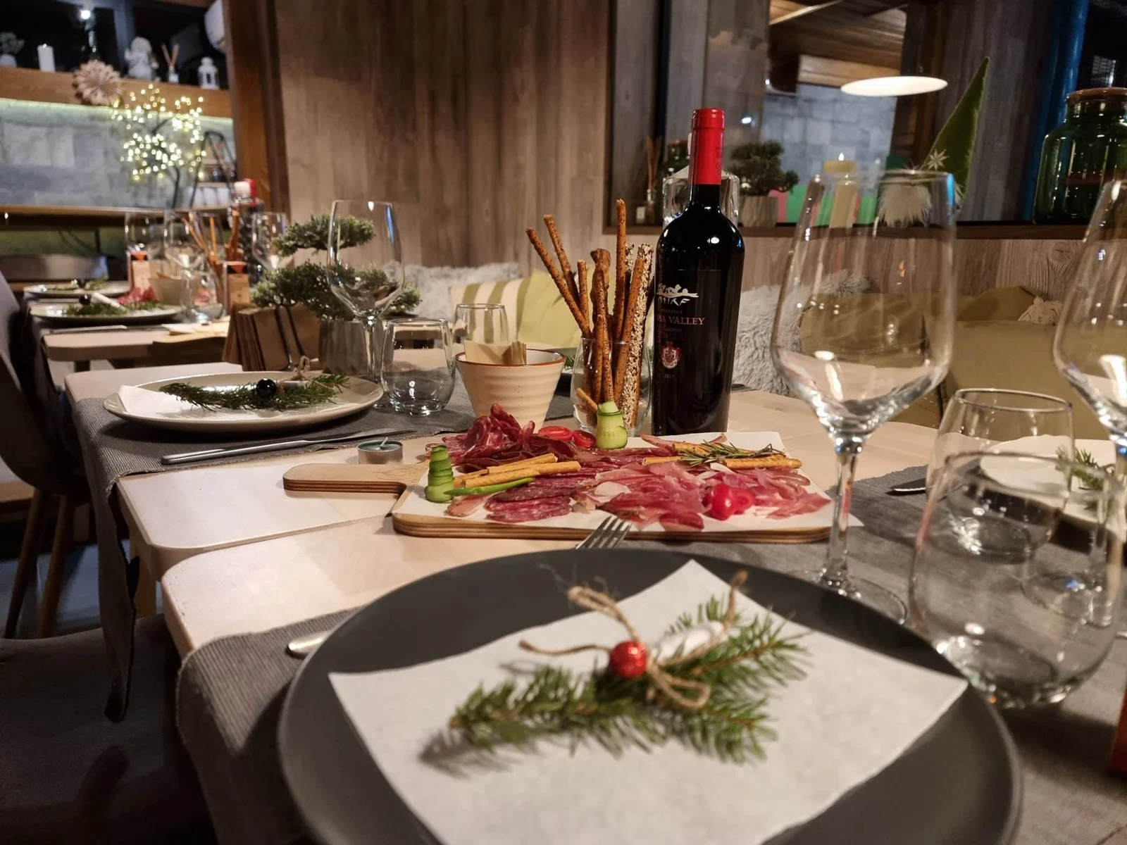 Ресторант Garlic: подредена маса в BOUTIQUE Hotel ENTRY E
