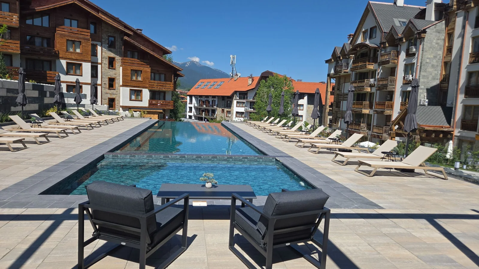 Външен басейн с шезлонги в BOUTIQUE Hotel ENTRY E