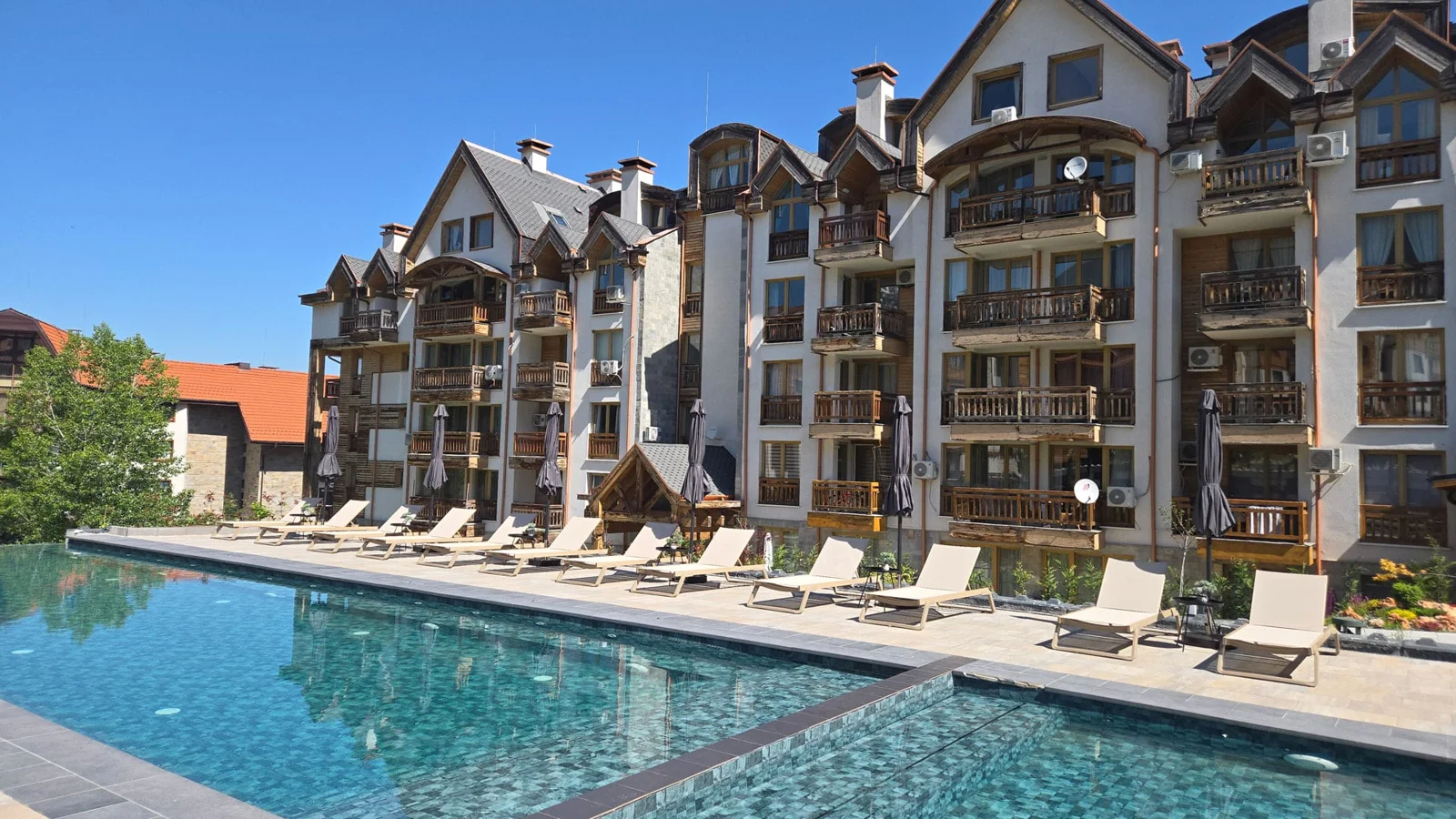Лятната зона за плуване в BOUTIQUE Hotel ENTRY E