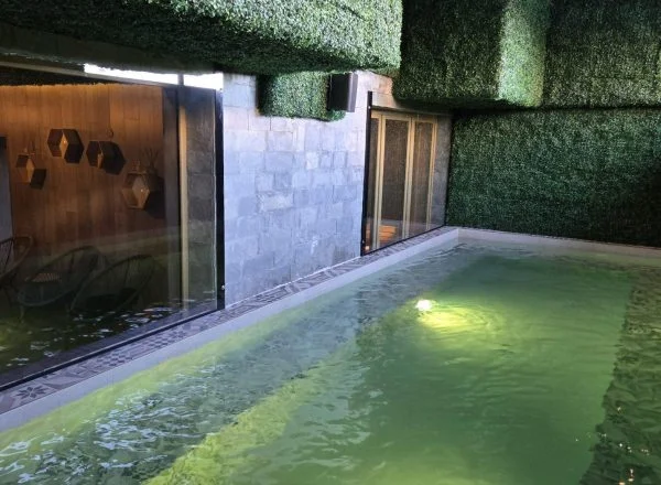 Вътрешен басейн: друг изглед в BOUTIQUE Hotel ENTRY E