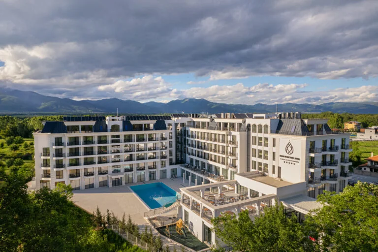 Хотелът и откритата водна зона в Grand Resort Pavel Banya Medical and SPA EpiCentrum