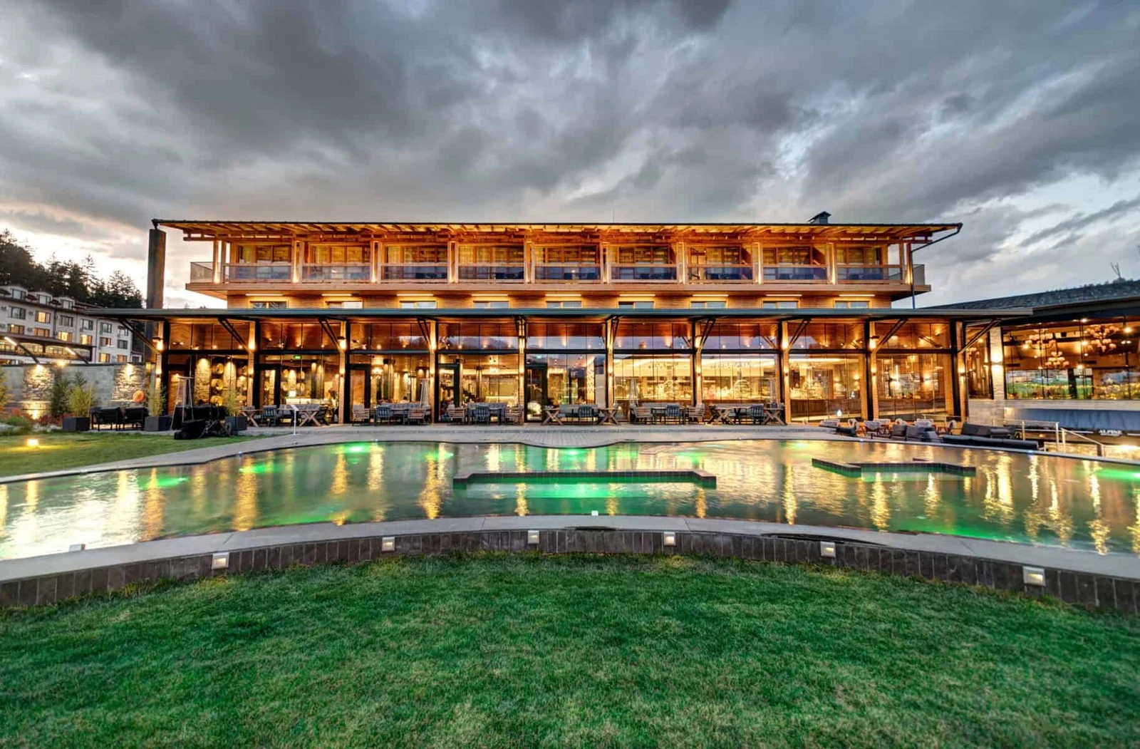 Хотелът и басейните привечер в Grand Hotel Therme, Баня