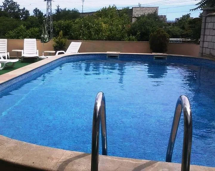Летният открит басейн на втория етаж в HOTEL PARIS Relax Zone