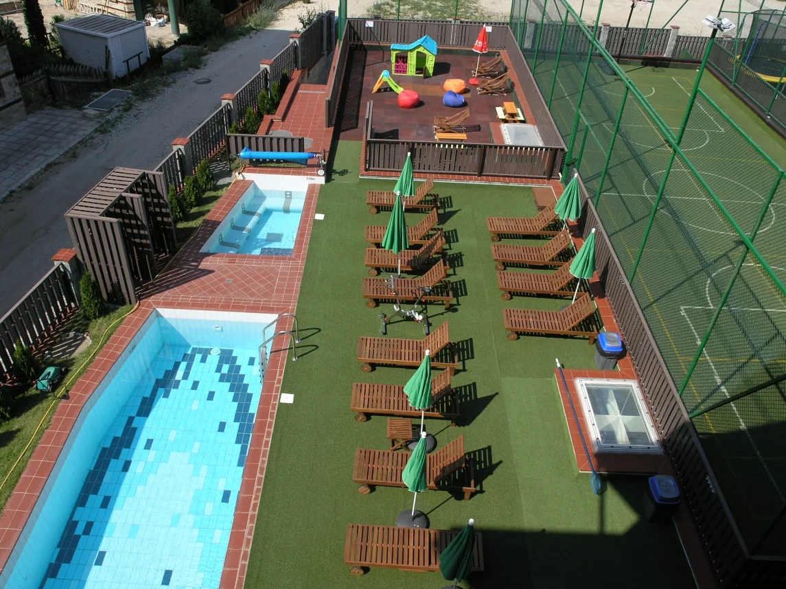 Външните басейни и зоната с шезлонги в 7 Pools SPA Boutique Hotel