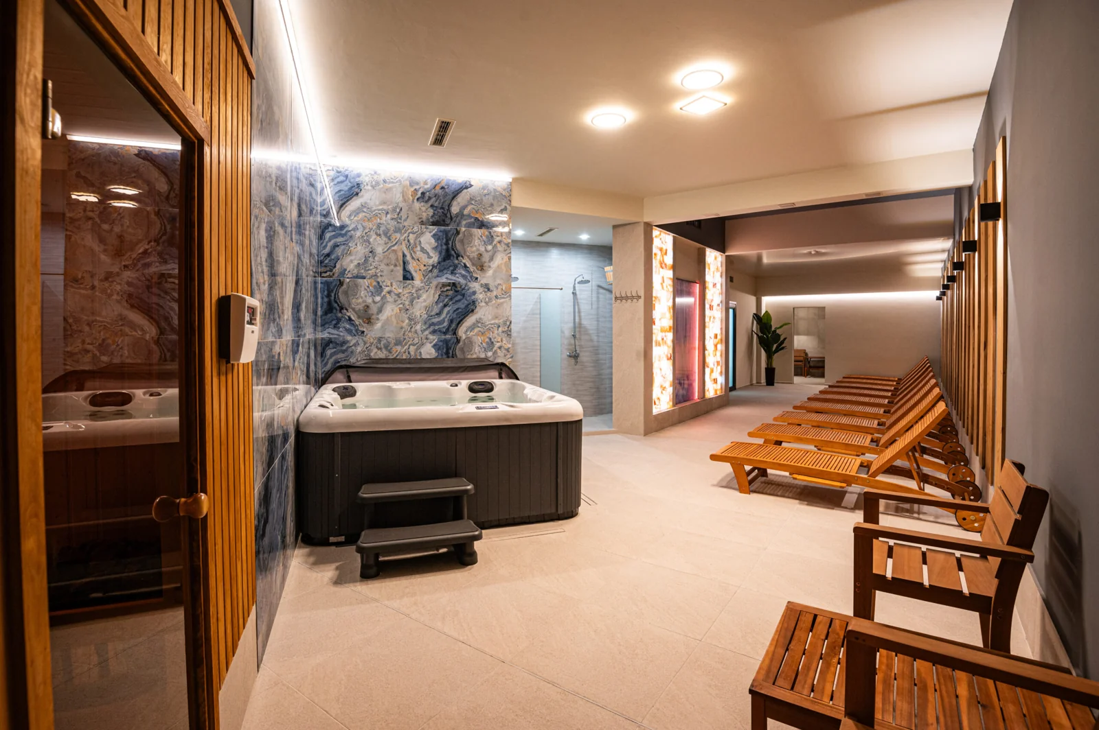 Релакс зоната с джакузи и лежанки в Hotel Samara with Relax area