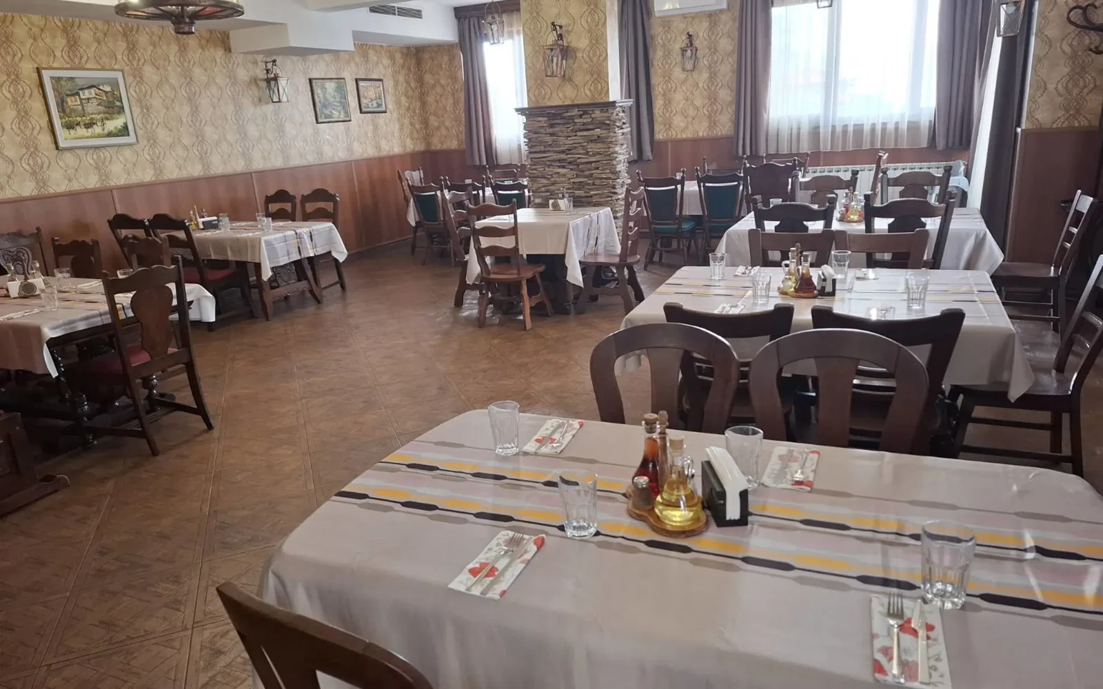 Маси в ресторантската зала в семеен хотел Емали