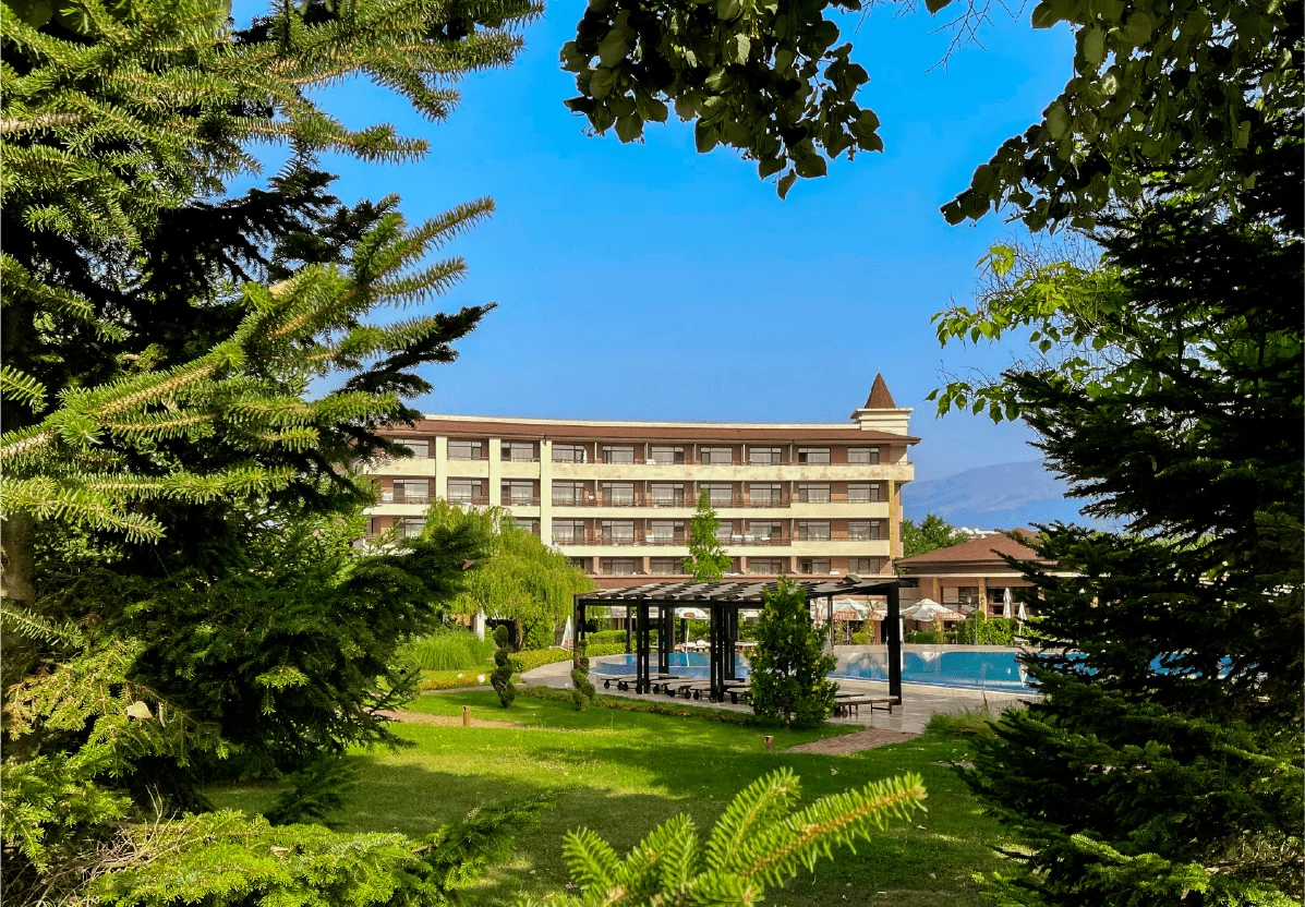 Хотелът сред зелените площи в Hotel Sevtopolis Medical & SPA